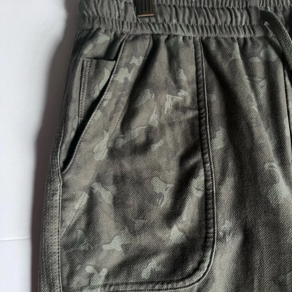 Athleta Farallon Bermuda Shorts Size 6 Stratum Camo Green Casual Travel - Picture 3 of 7